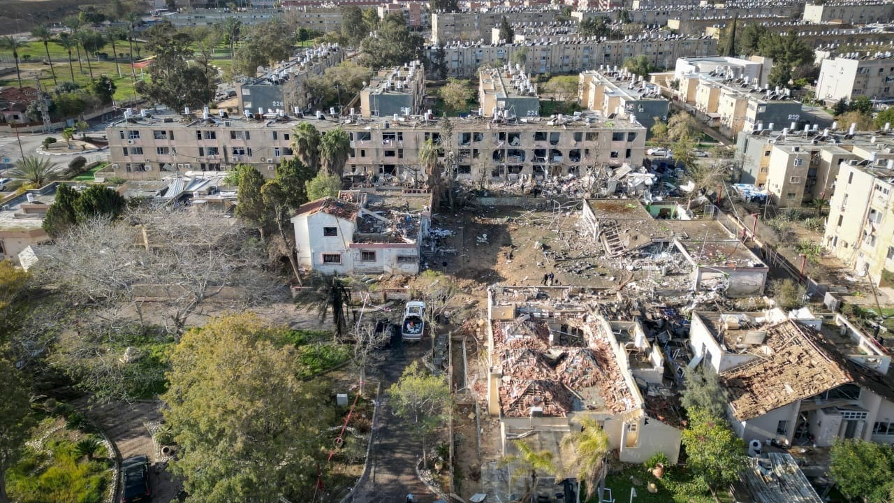 Dampak serangan rudal Iran di wilayah selatan Israel usai sistem pertahanan udara gagal melakukan intersepsi secara maksimal.