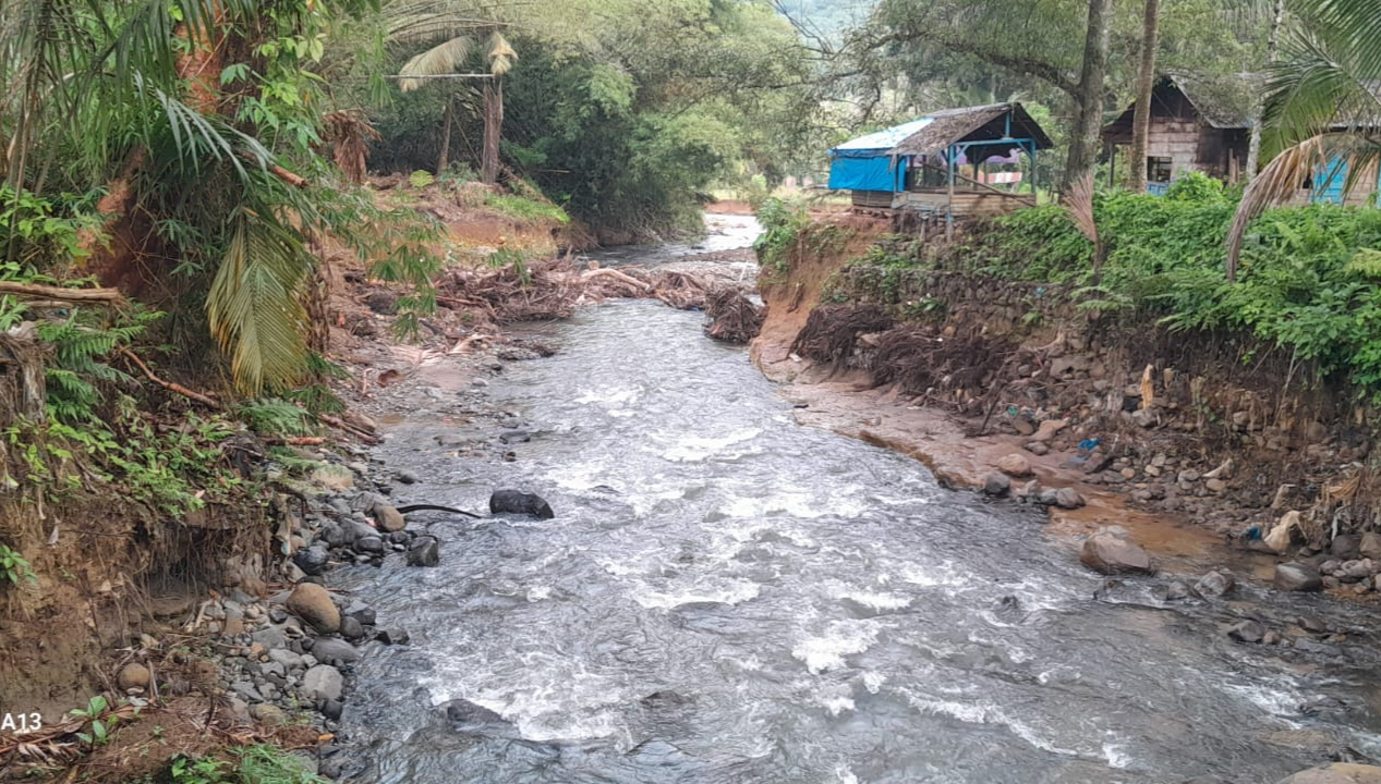 Kondisi jalan rusak parah menuju Kampung Hasugian di Angkola Selatan yang hingga kini masih terputus akibat banjir bandang.