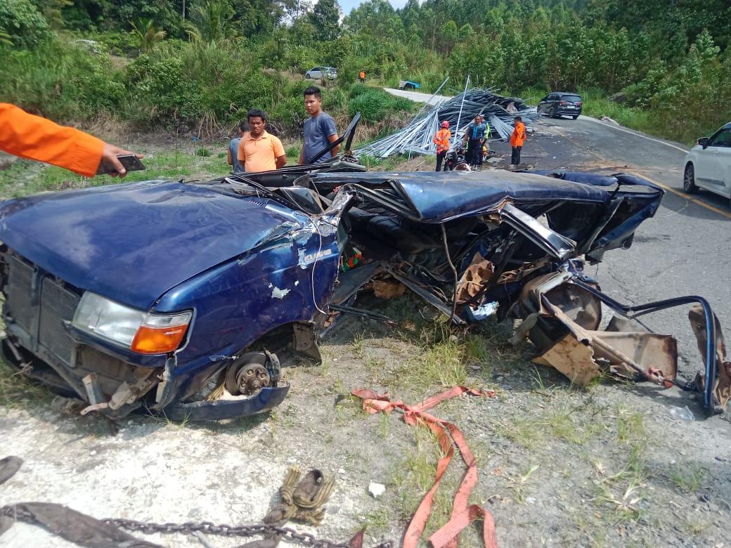 Kondisi kendaraan usai kecelakaan maut antara truk dan mobil Kijang di Dolok Panribuan, Simalungun, yang menewaskan tiga orang, Selasa (24/3/2026). 