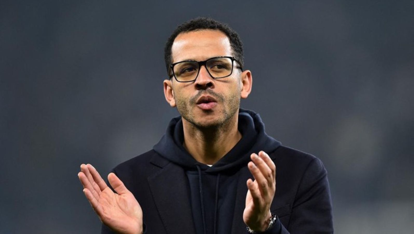 Liam Rosenior tetap mendapat dukungan penuh dari manajemen Chelsea meski tim tengah dalam tren negatif dan terancam gagal ke Liga Champions.
