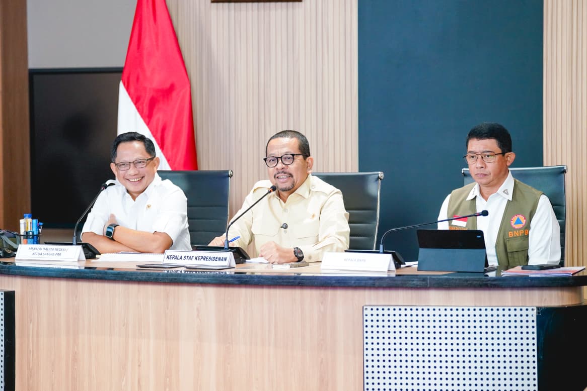 Mendagri Tito Karnavian (kiri) yang juga menjabat Ketua Satgas Percepatan Rehabilitasi dan Rekonstruksi Pascabencana Sumatra saat memberikan keterangan pers di Jakarta, Rabu (25/3/2026).