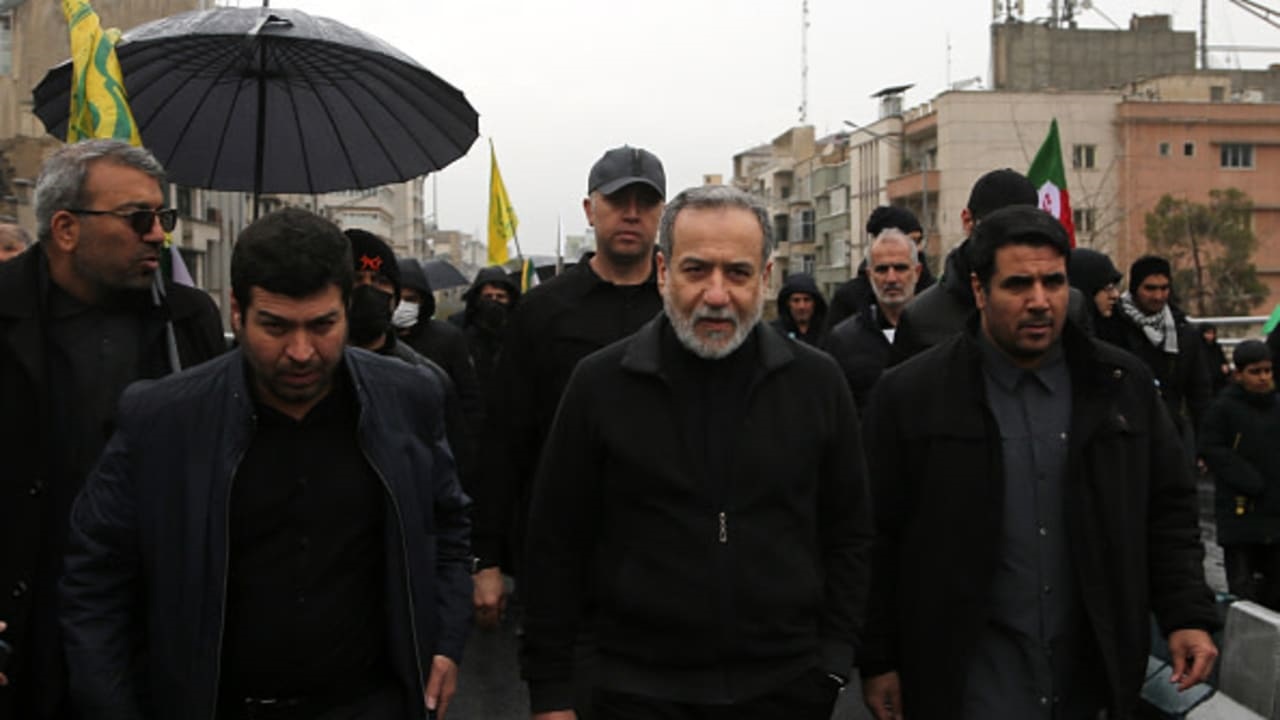 Menteri Luar Negeri Iran Abbas Araghchi saat menghadiri pawai di Teheran, menegaskan tidak ada negosiasi langsung dengan Amerika Serikat.