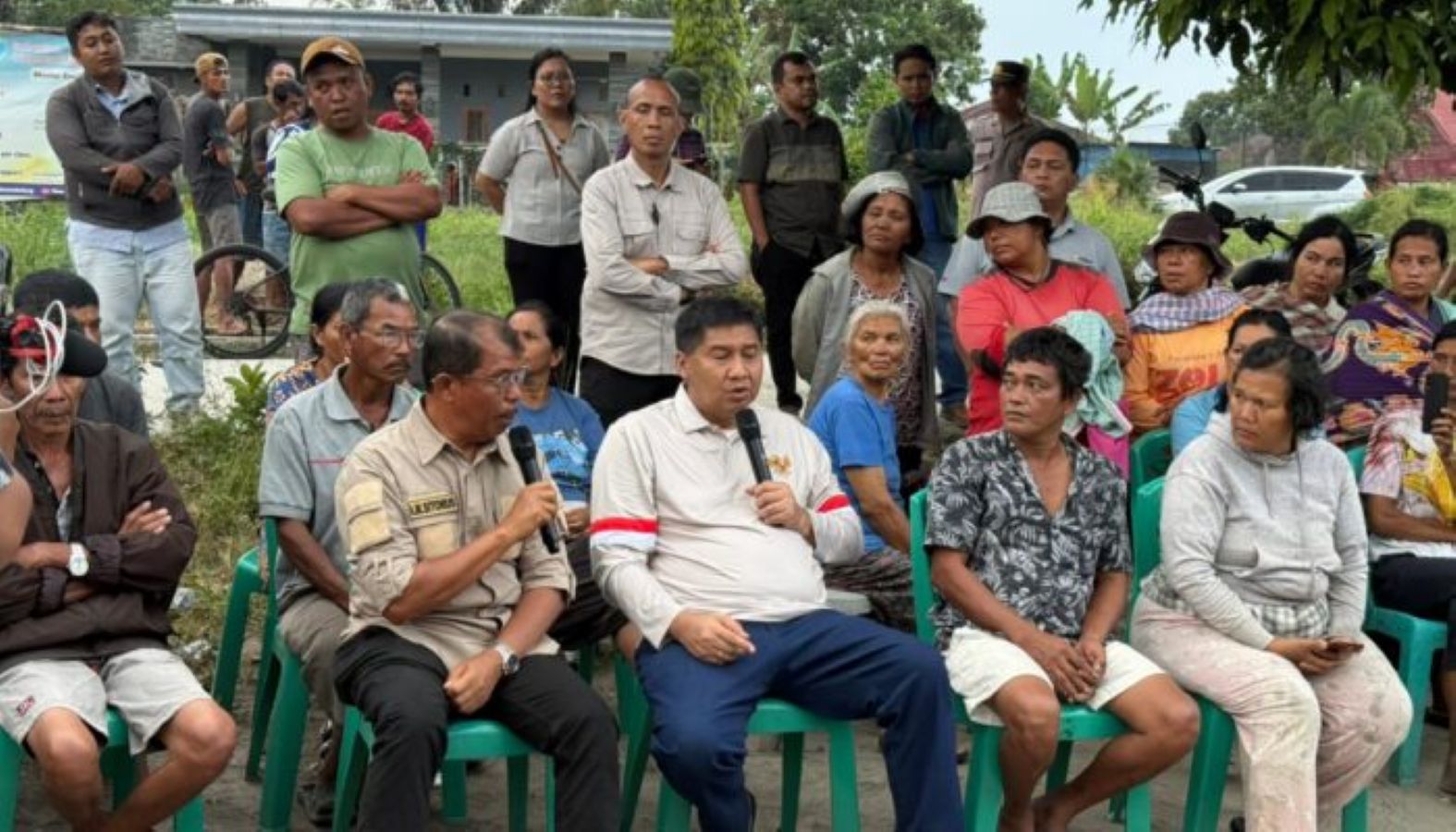 Menteri PKP Maruarar Sirait berdialog dengan warga penerima BSPS saat meninjau pembangunan rumah di Desa Parparean II, Kecamatan Porsea, Kabupaten Toba.