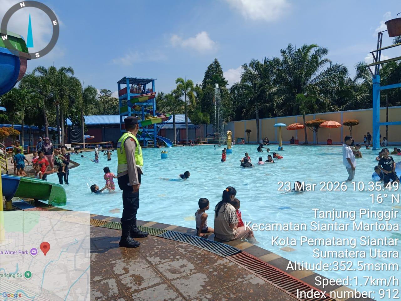 Personel Polsek Siantar Martoba melakukan patroli dan monitoring di Martoba Water Park untuk menjaga keamanan selama libur Lebaran.
