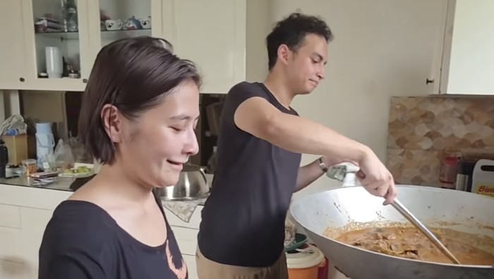 Prilly Latuconsina memasak rendang saat Lebaran, ditemani Omara Esteghlal yang membuat suasana dapur lebih hidup.