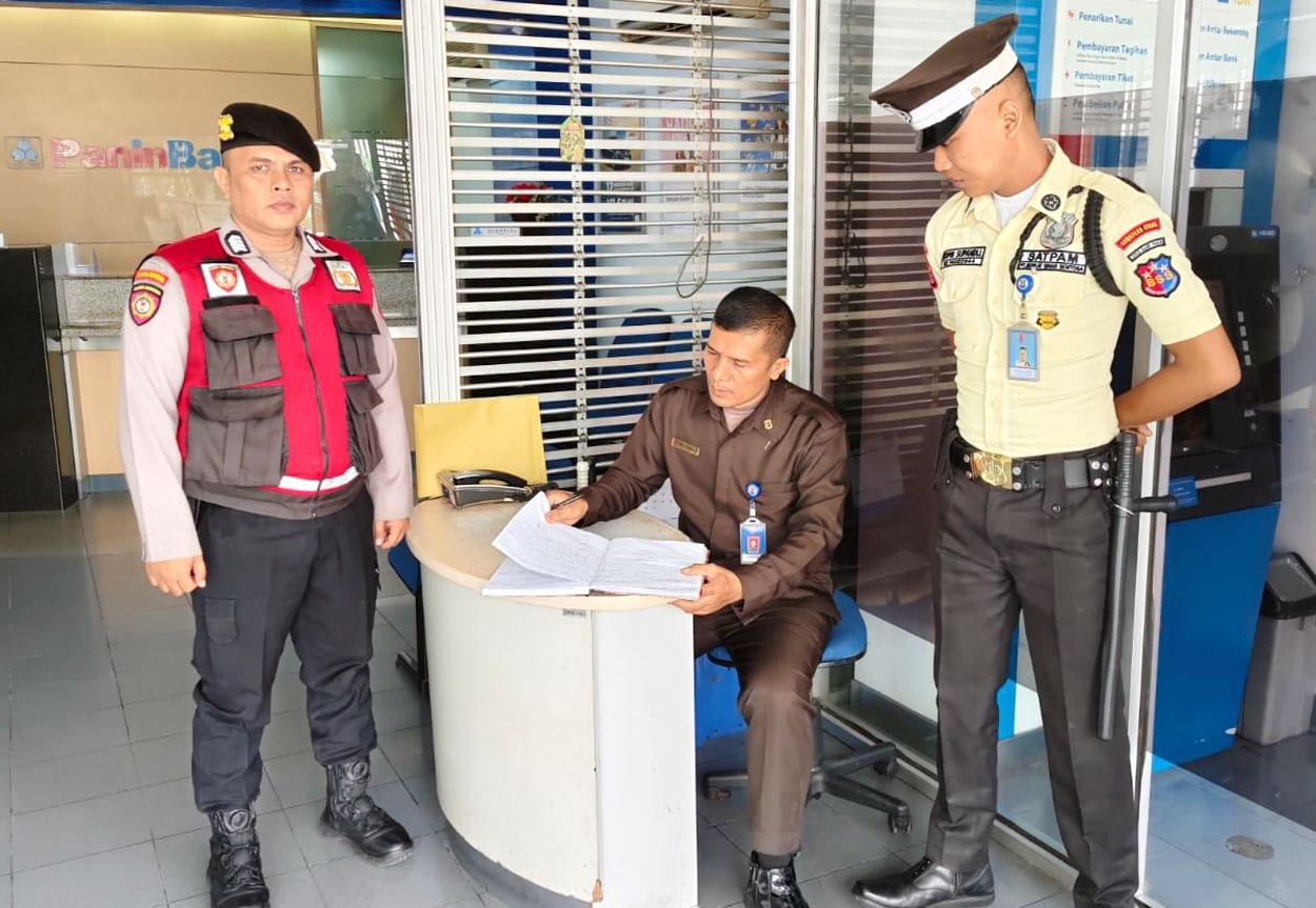 Personel Polres Pematangsiantar melakukan pengamanan di salah satu objek vital guna menjaga situasi tetap aman dan kondusif.