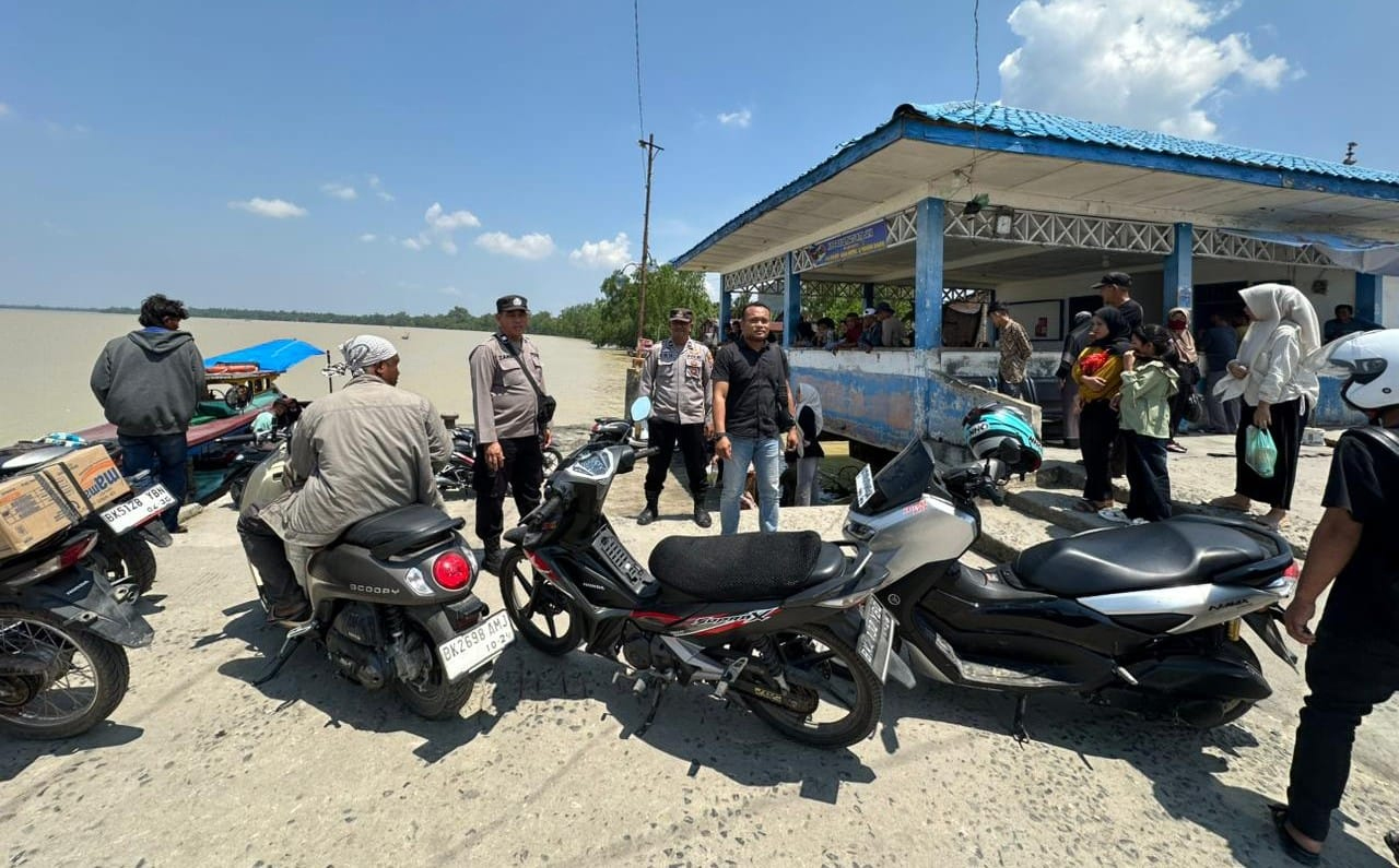 Personel Polsek Panai Tengah melakukan pengamanan dan pengaturan penumpang di Dermaga Labuhan Bilik saat arus balik Lebaran.