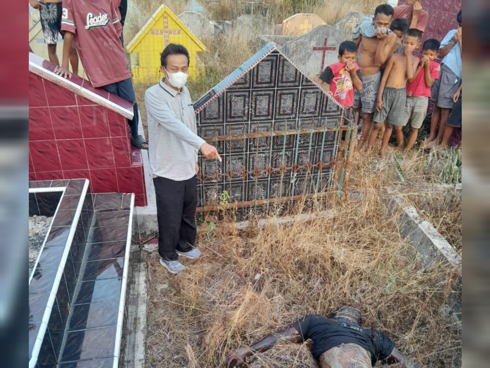 Petugas kepolisian melakukan olah TKP di lokasi penemuan mayat pria tanpa identitas di areal TPU Kristen, Nagori Marihat Bandar, Simalungun, Selasa (24/3/2026). 