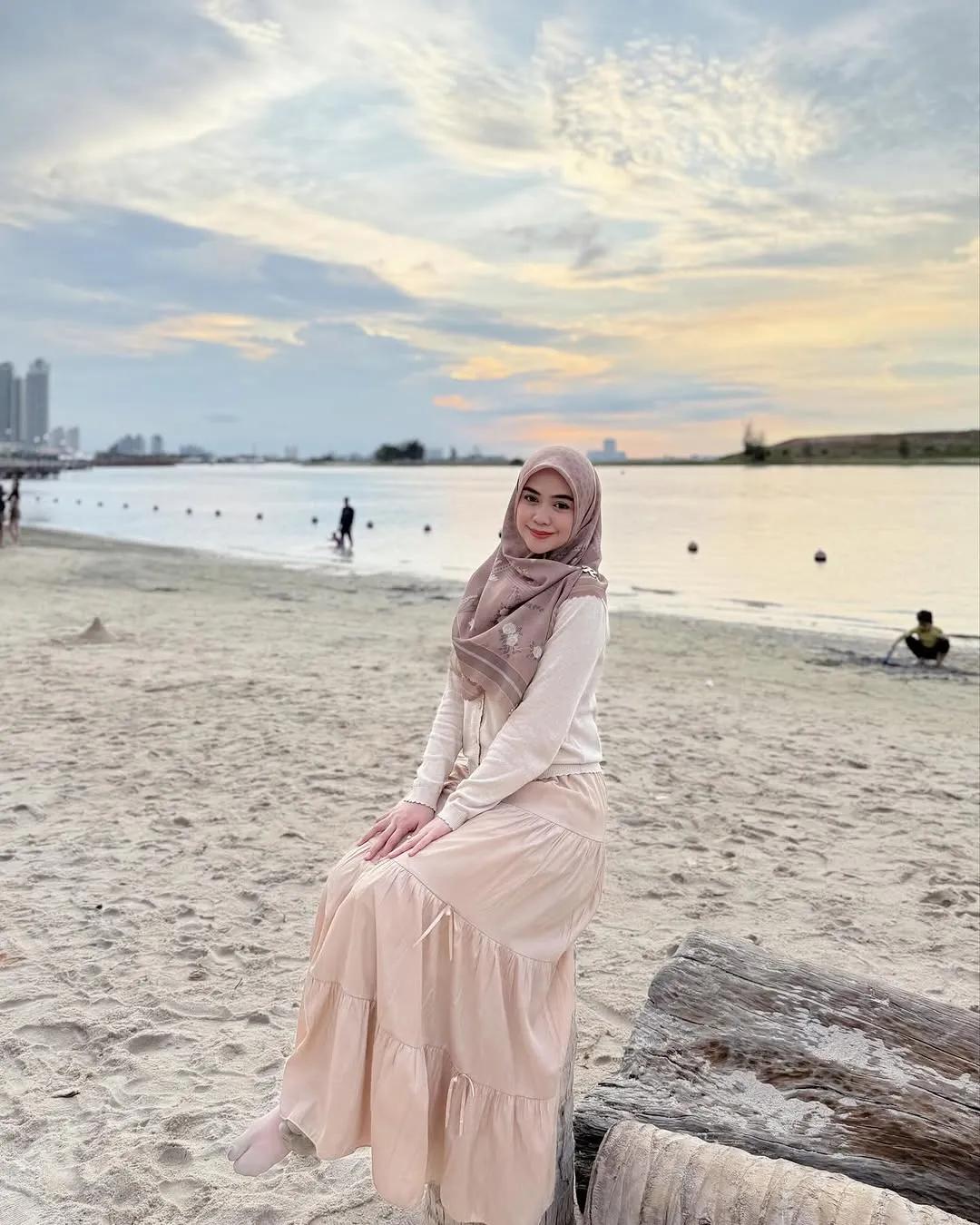 Ria Ricis membagikan cerita saat didoakan Aisar Khaled di depan Ka&rsquo;bah, momen yang membuatnya tersentuh di Hari Lebaran.