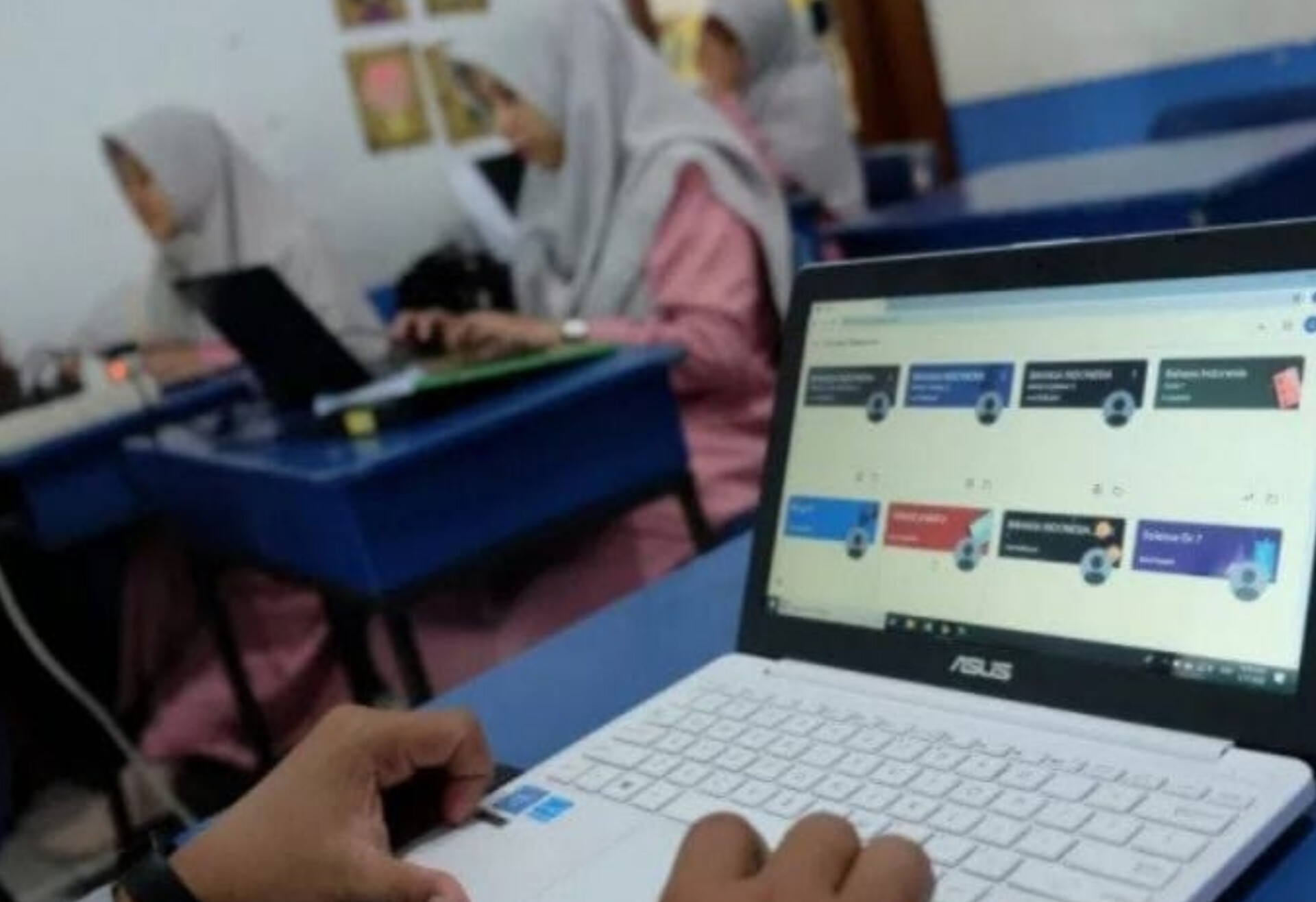 Suasana kegiatan belajar mengajar di ruang kelas. Pemerintah memastikan pembelajaran tetap tatap muka setelah wacana sekolah daring April 2026 dibatalkan.