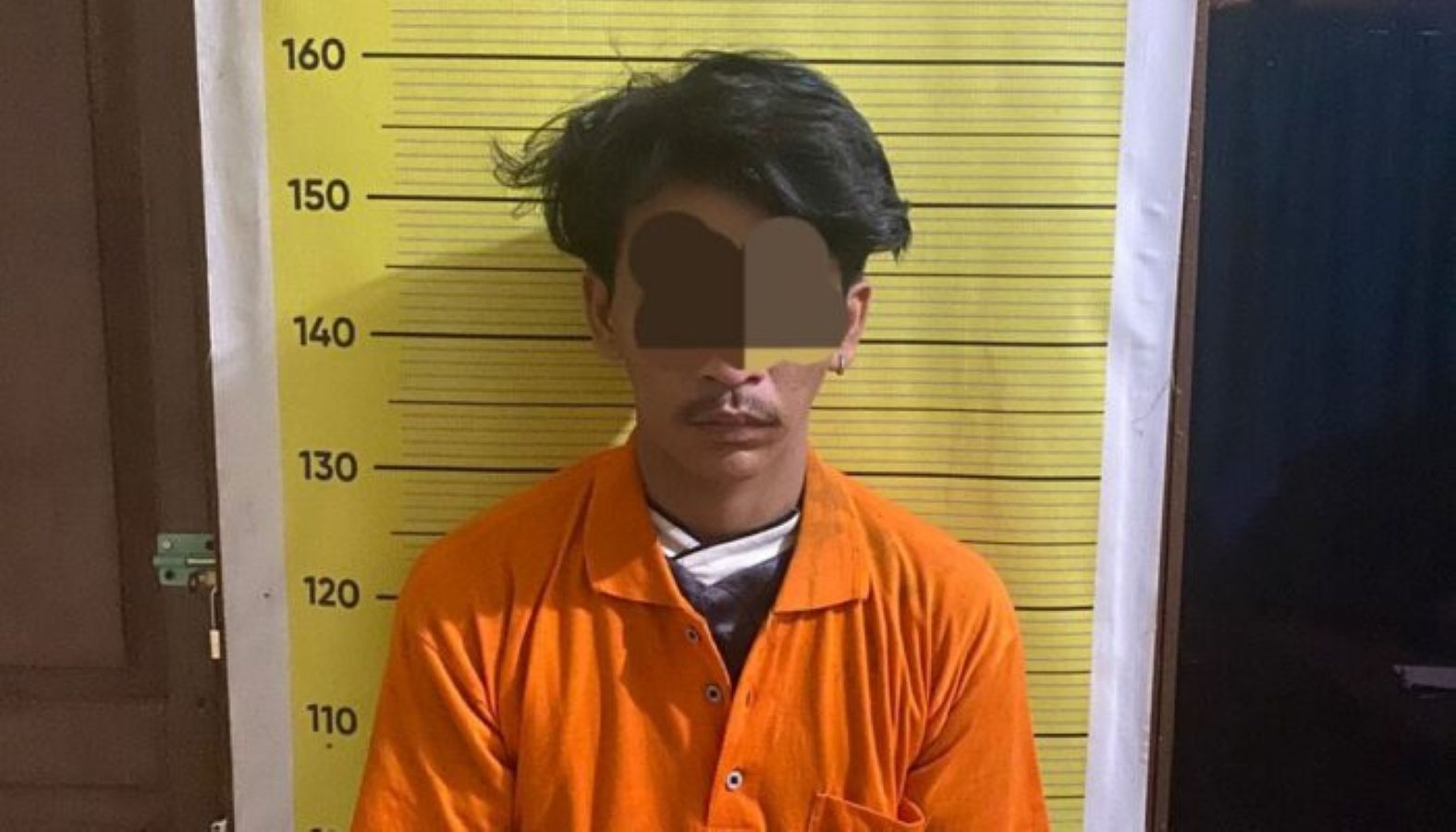 Tersangka APN diamankan Polres Tapanuli Utara bersama barang bukti 114 butir pil ekstasi yang diduga akan diedarkan.