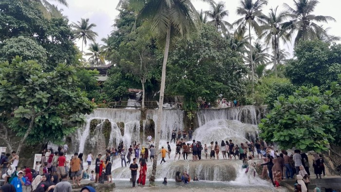 Ribuan wisatawan memadati objek wisata Aek Sijornih di Tapanuli Selatan meski sudah memasuki hari kerja usai libur Lebaran.