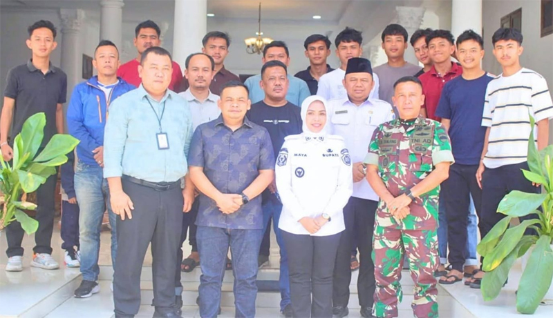Bupati Labuhanbatu dr Hj Maya Hasmita (tengah).
