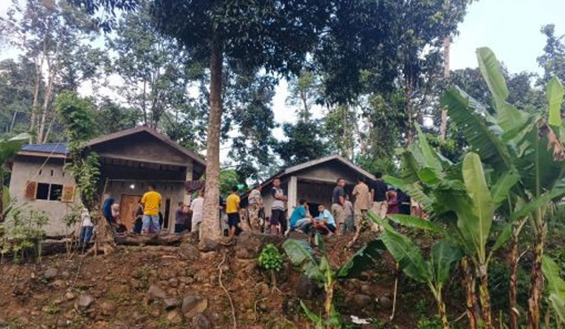 Rumah duka korban longsor di Penambangan emas tanpa ijin (PETI) di wilayah Tanoman, Desa Simanguntong, Kecamatan Batang Natal.  