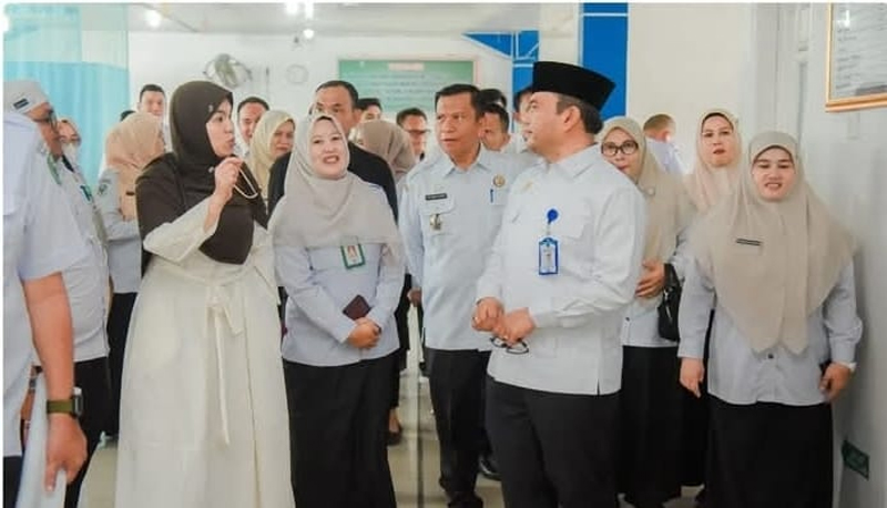 Wali Kota H. Letnan Dalimunthe didampingi Sekda Rahmat Marzuki Nasution, Dirut RSUD Padangsidimpuan drg. Susanti Lubis, melakukan sidak di RSUD pasca libur Idulfitri 1447 H.