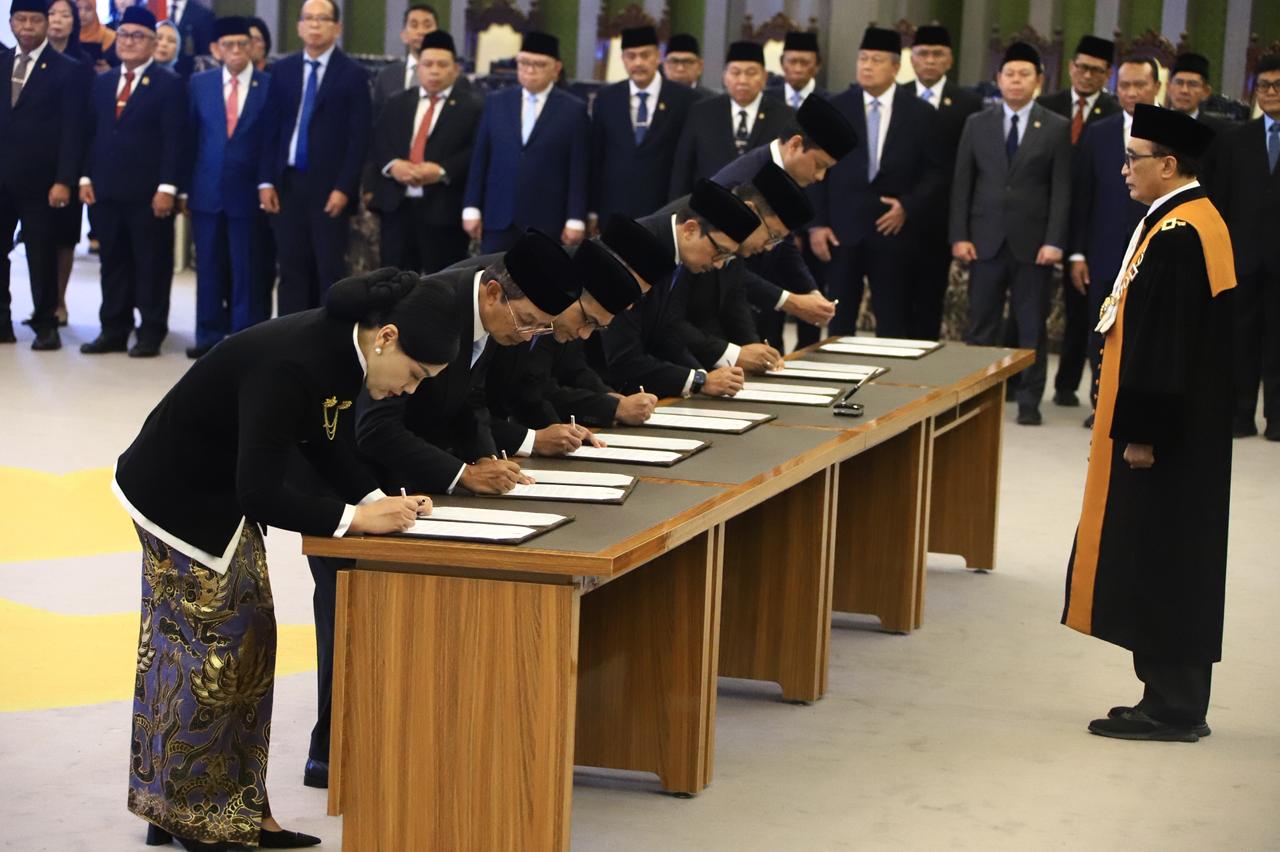 Sunarto mengambil sumpah jabatan tujuh Anggota Dewan Komisioner Otoritas Jasa Keuangan di Gedung Mahkamah Agung, Jakarta, Rabu (25/3/2026).