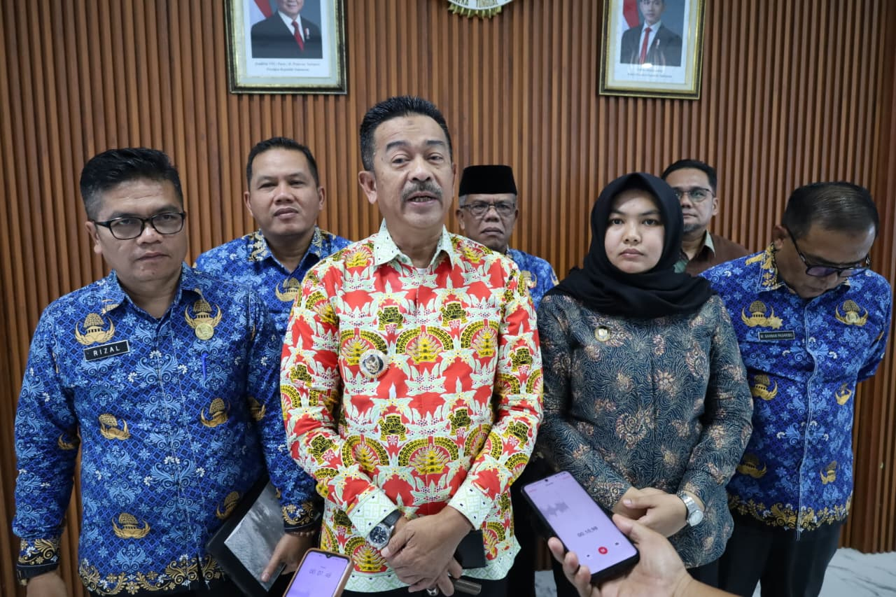 Bupati Saipullah Nasution dan Wakil Bupati Atika Azmi Utammi Nasution memimpin rapat koordinasi pasca Lebaran di Mandailing Natal, membahas program prioritas hingga transformasi BUMD.