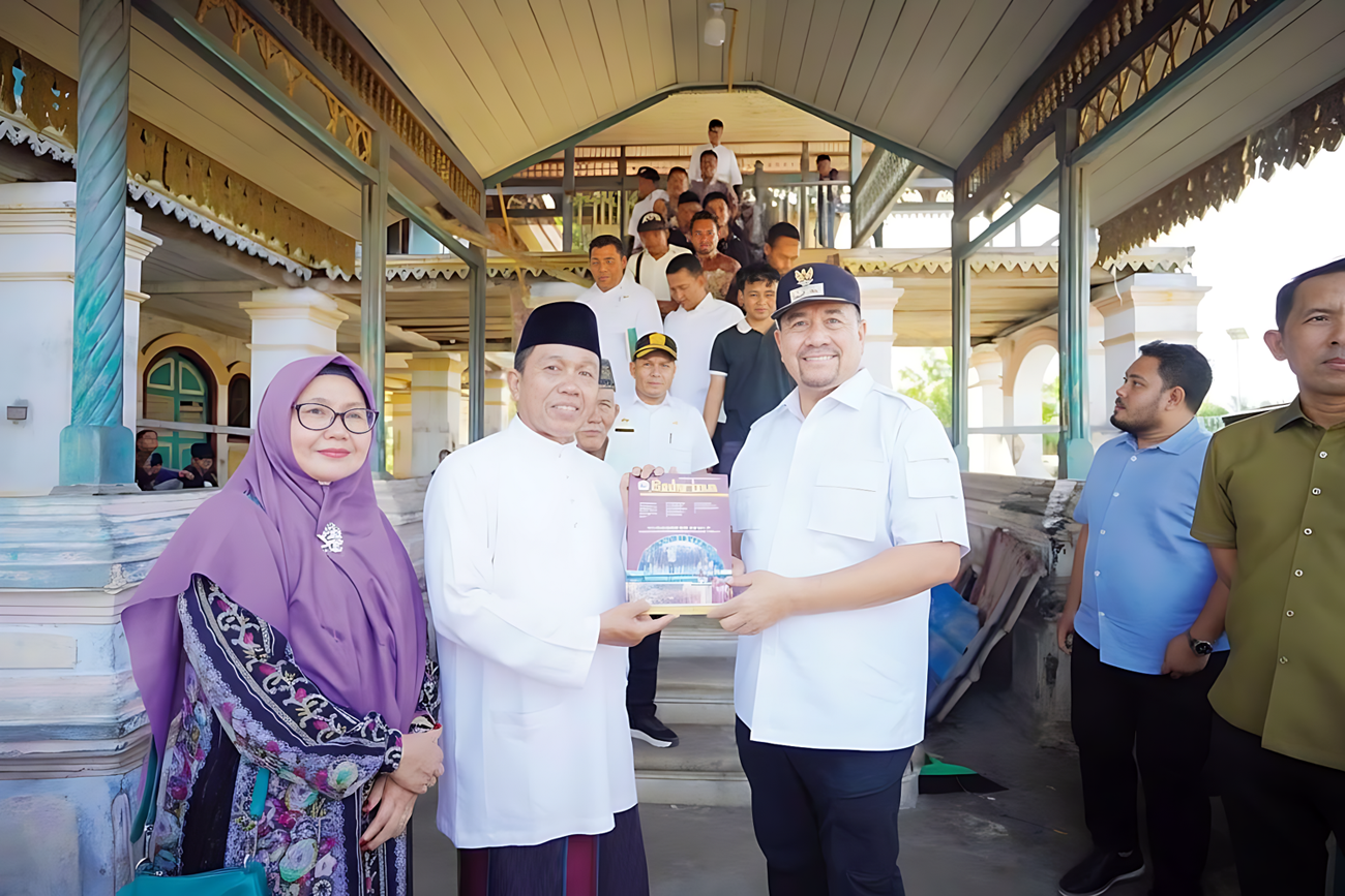 Bupati Baharuddin Siagian meninjau kondisi Istana Niat Lima Laras di Kecamatan Nibung Hangus yang direncanakan untuk direvitalisasi.