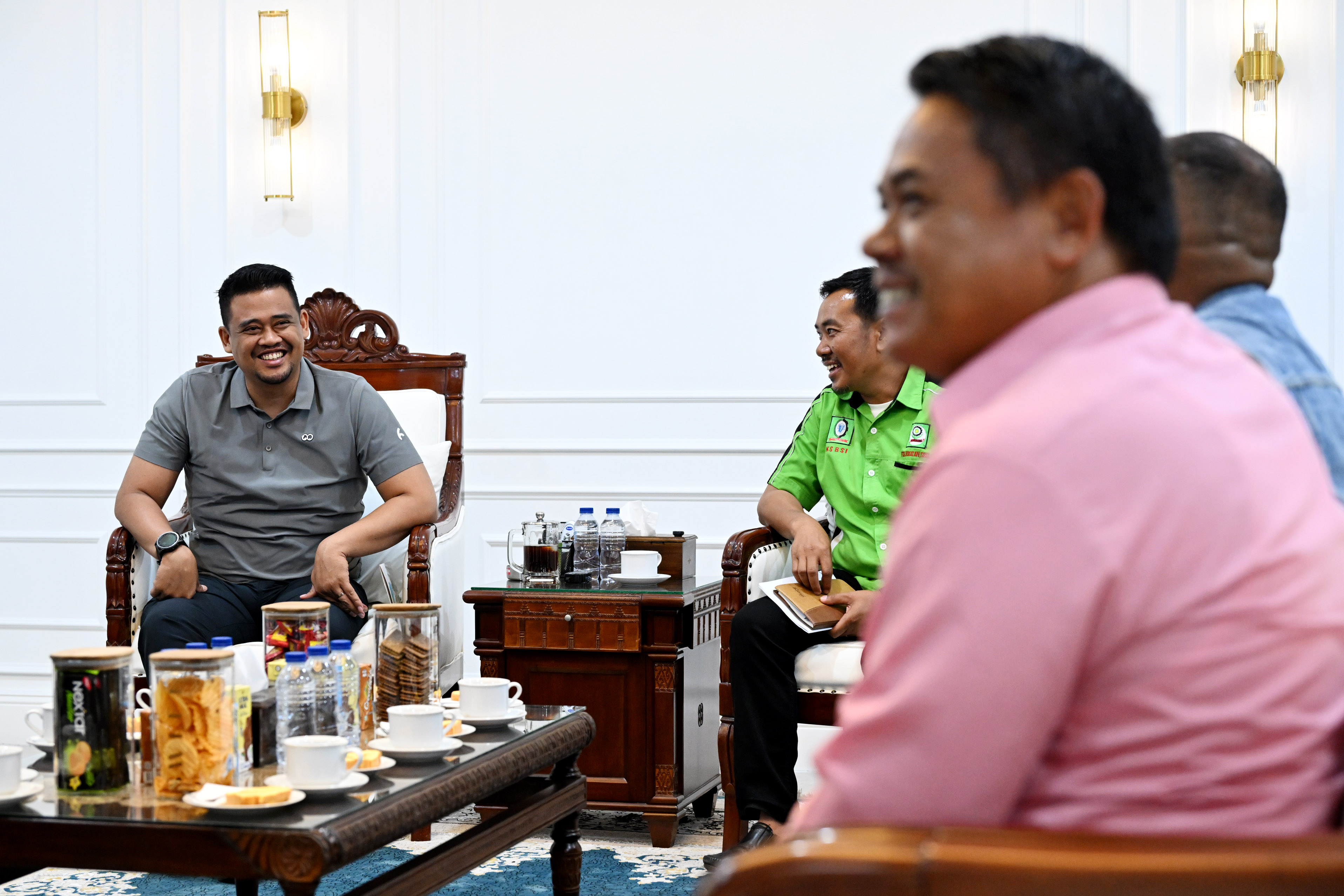 Gubernur Sumatera Utara, Muhammad Bobby Afif Nasution menerima audiensi Aliansi Serikat Pekerja Kehutanan di Kantor Gubernur Sumut, Medan, Kamis (26/3/2026). 