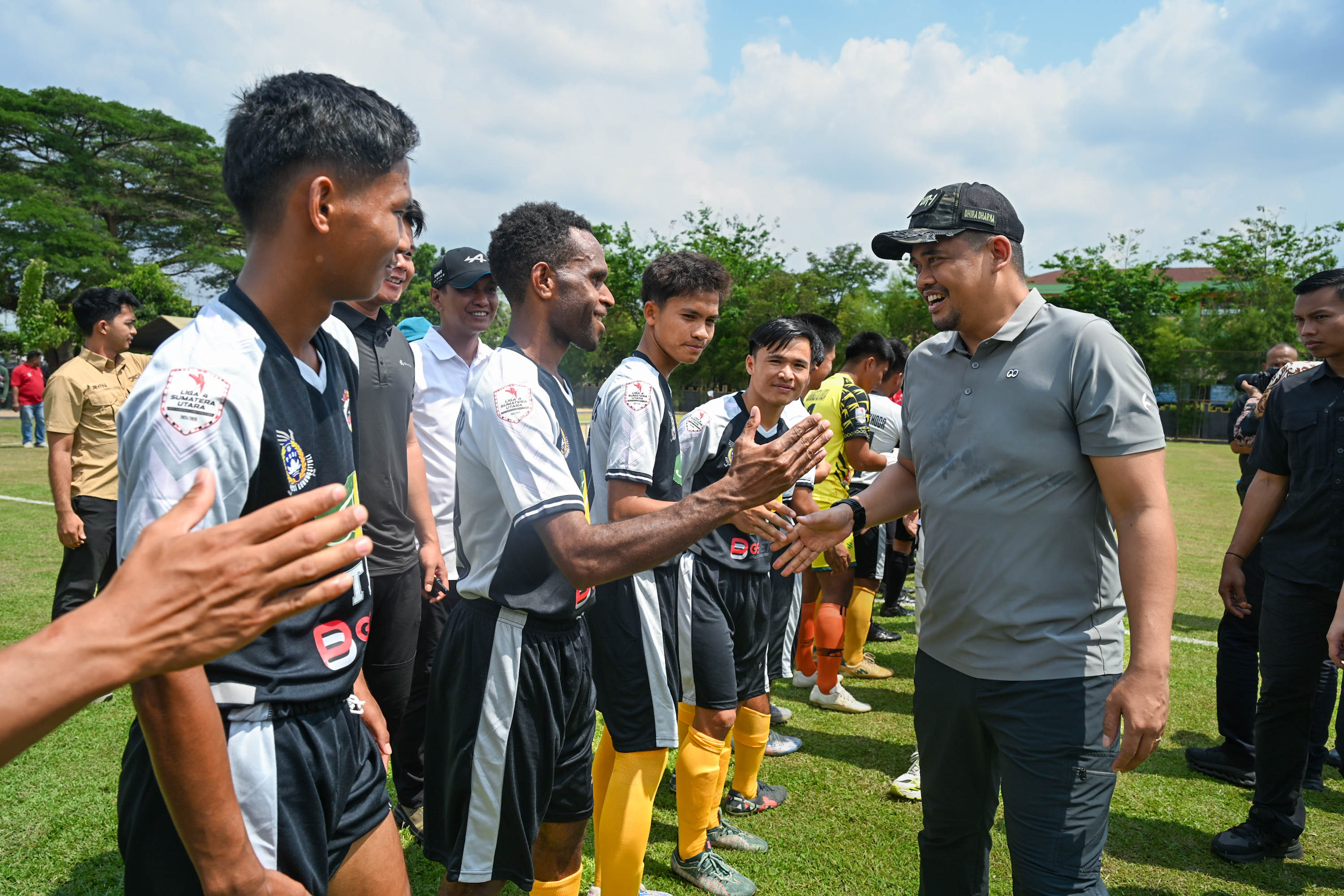 Gubernur Sumatera Utara, Muhammad Bobby Afif Nasution membuka Piala Gubernur Sumut Liga 4 2025/2026 di Lapangan Yon Zipur I/DD, Medan, Kamis (26/3/2026). 