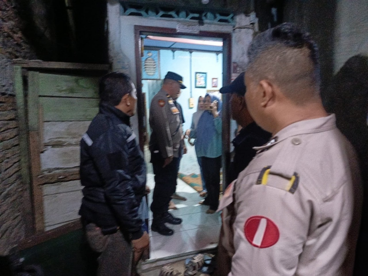 Pihak kepolisian saat melakukan olah TKP di lokasi kejadian.
