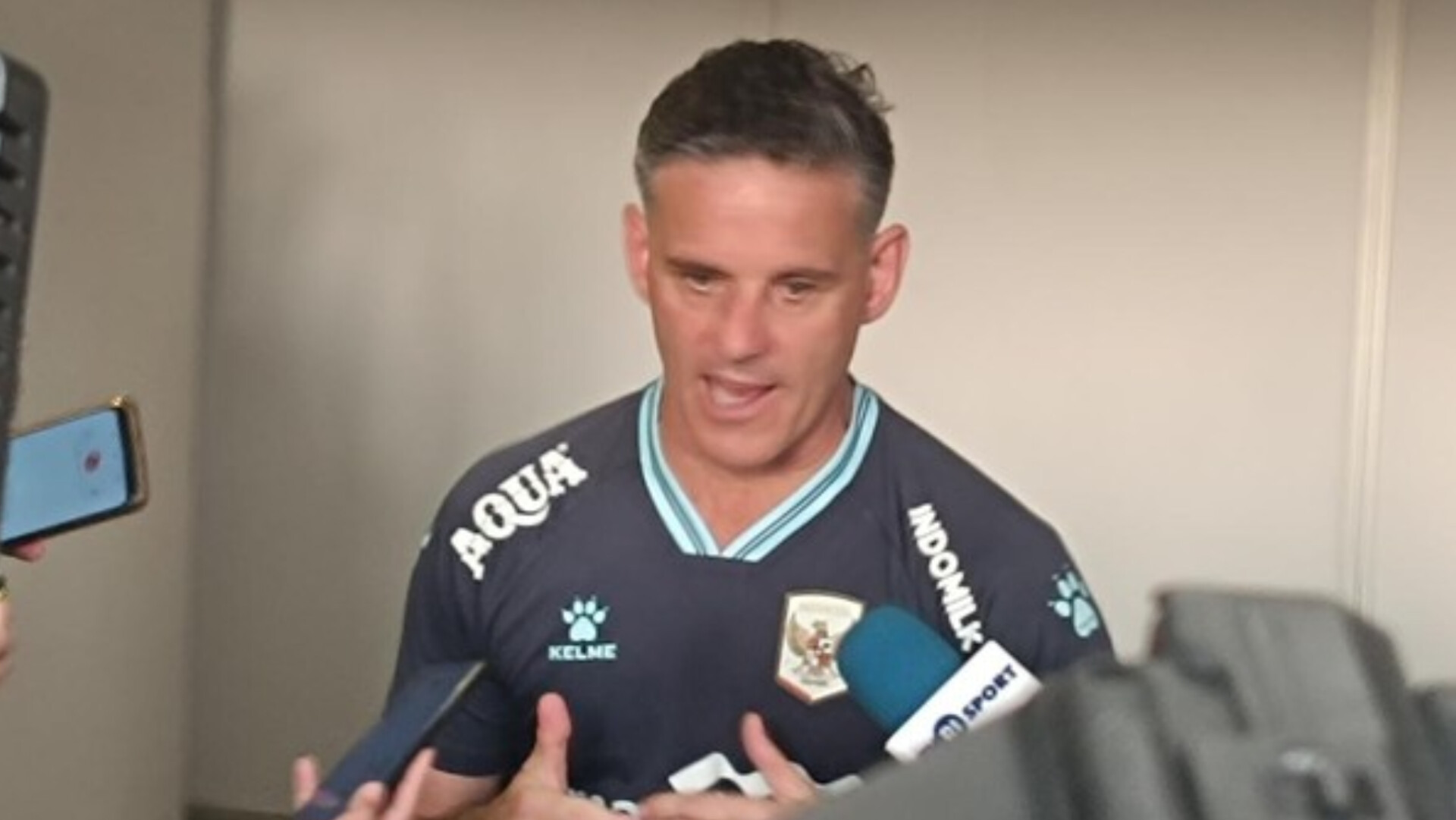Pelatih Timnas Indonesia John Herdman memberikan arahan saat konferensi pers, Kamis (26/3/2026), terkait pemilihan skuad FIFA Series 2026.