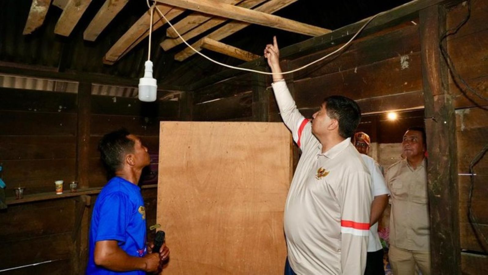 Menteri PKP Maruarar Sirait meninjau kondisi rumah warga dalam program renovasi dan penataan kawasan permukiman di Kabupaten Samosir.