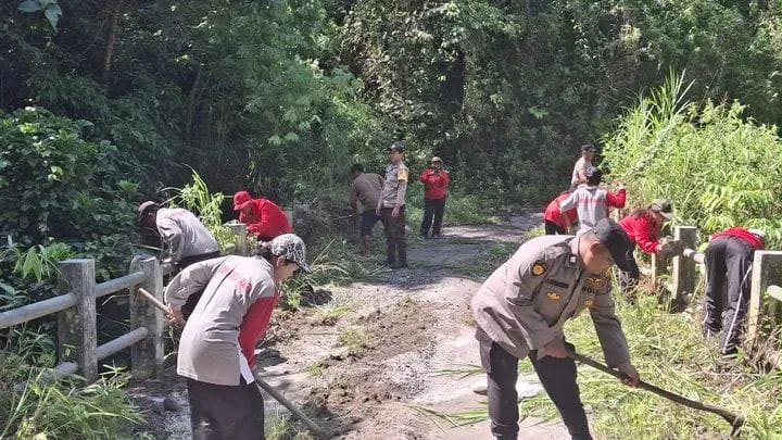 Personel Polsek Juhar bersama warga melakukan pembersihan dan pengecatan Jembatan Pusung-pusung di Kecamatan Juhar, Kabupaten Karo, Rabu (25/3/2026).