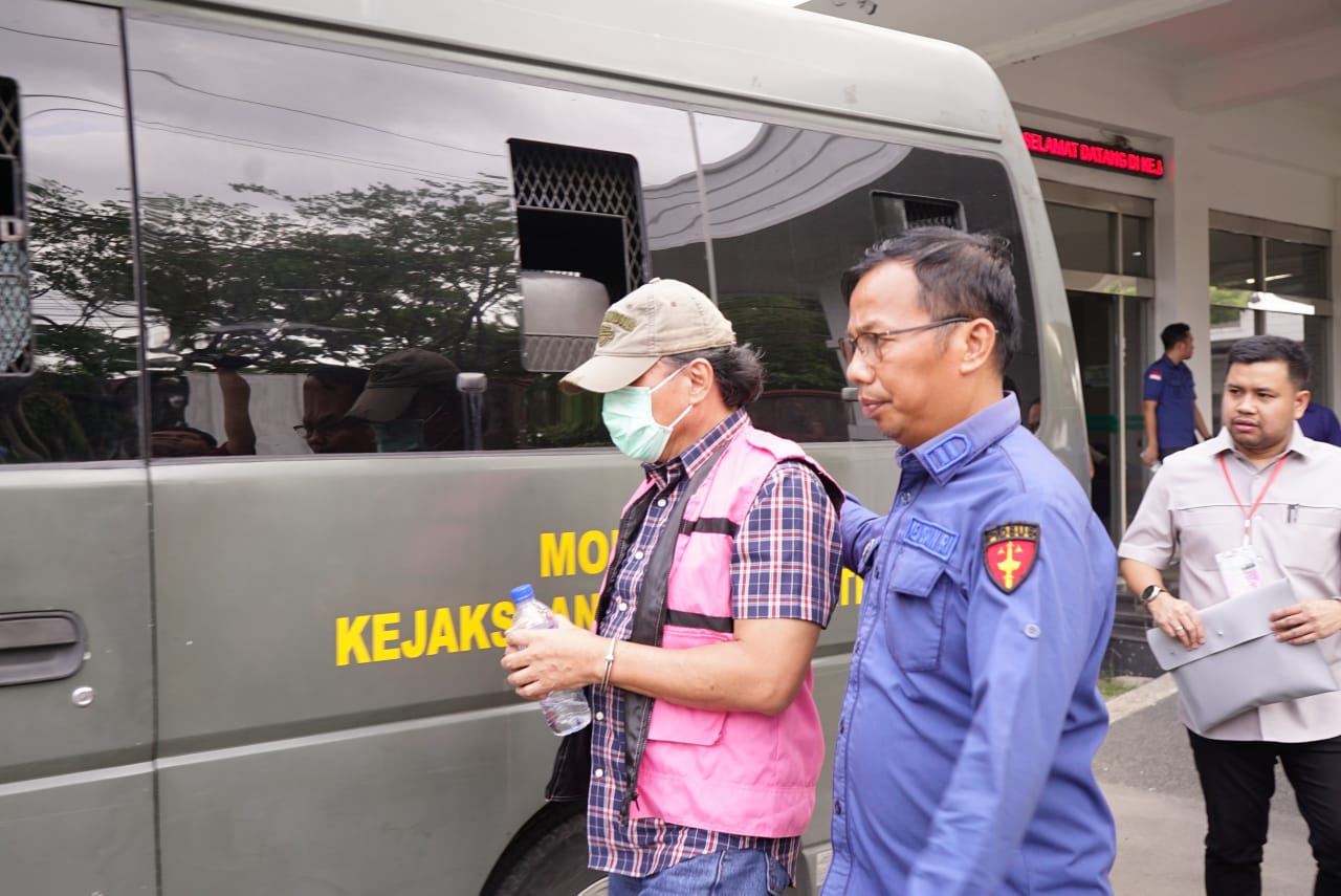 Petugas Kejatisu menggiring tersangka RVL, mantan Kepala KSOP Belawan, usai ditetapkan sebagai tersangka korupsi PNBP jasa kepelabuhanan di Medan, Kamis (26/3/2026).