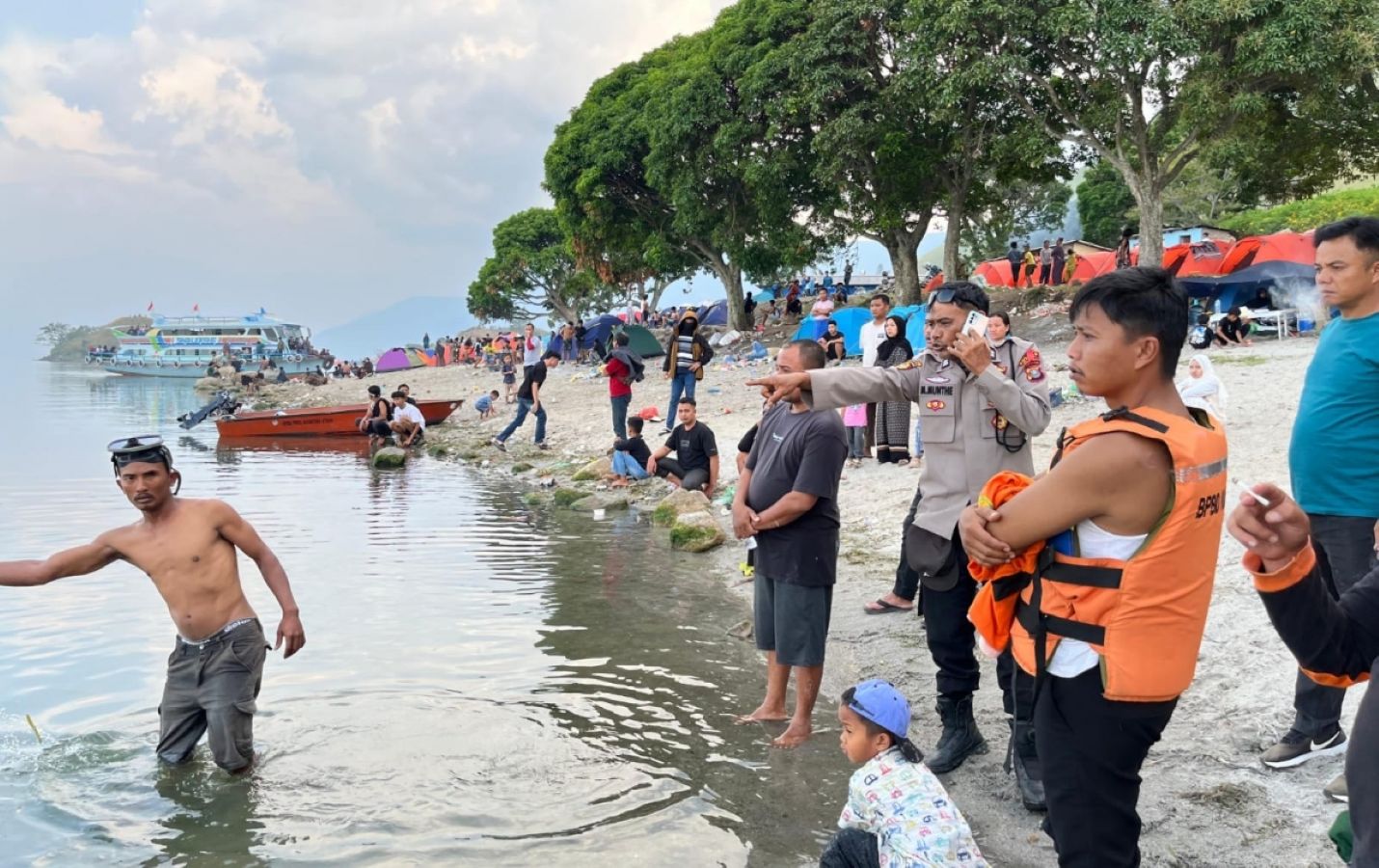 Petugas mengevakuasi bocah asal Medan yang ditemukan meninggal dunia setelah tenggelam di perairan Danau Toba, Desa Paropo, Dairi.
