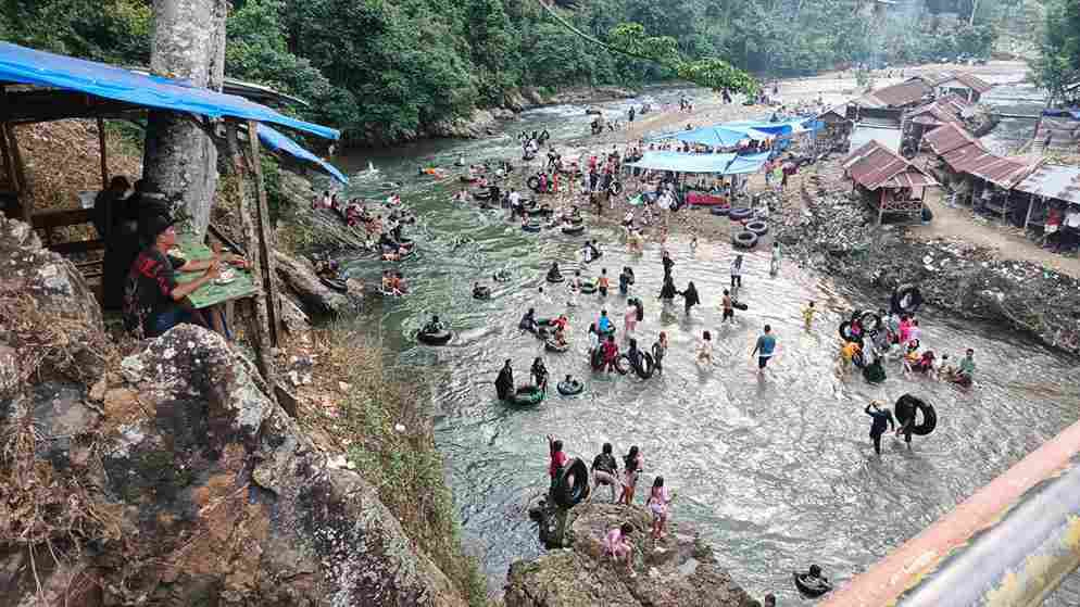Suasana objek wisata Aek Siraisan di Kecamatan Ulu Barumun, Kabupaten Padang Lawas, yang ramai dikunjungi saat libur Lebaran 2026.