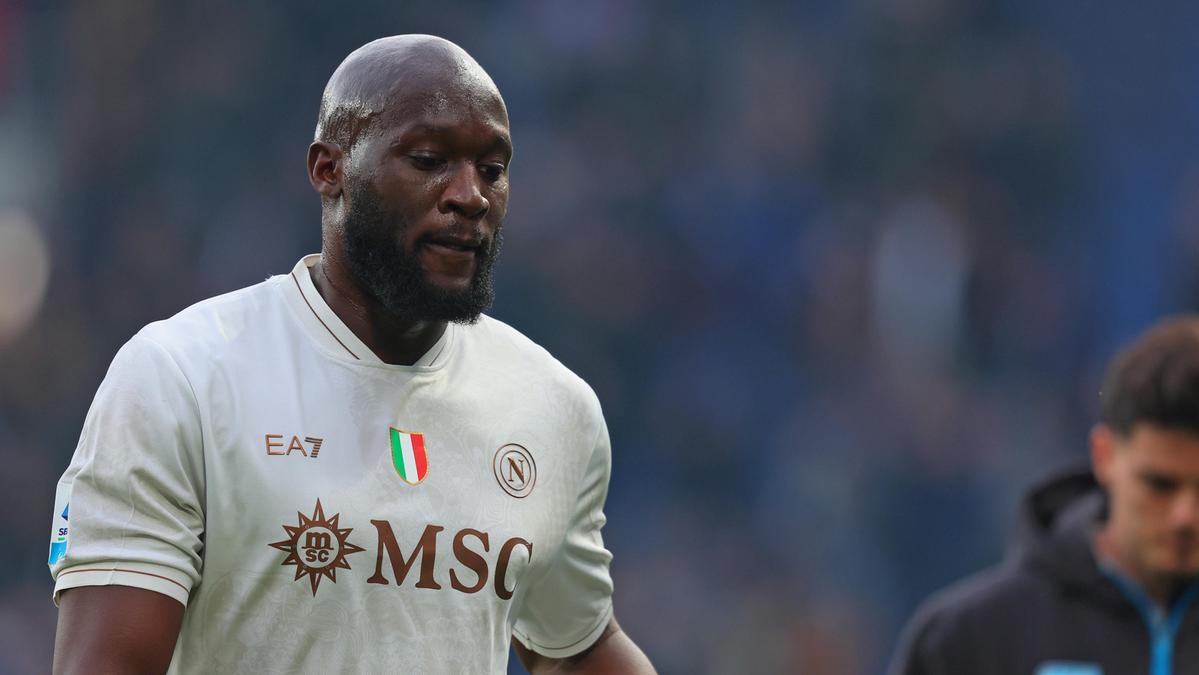 Romelu Lukaku menolak kembali ke Napoli setelah dicoret Timnas Belgia, memicu kemarahan klub dan risiko sanksi karena dianggap indisipliner.