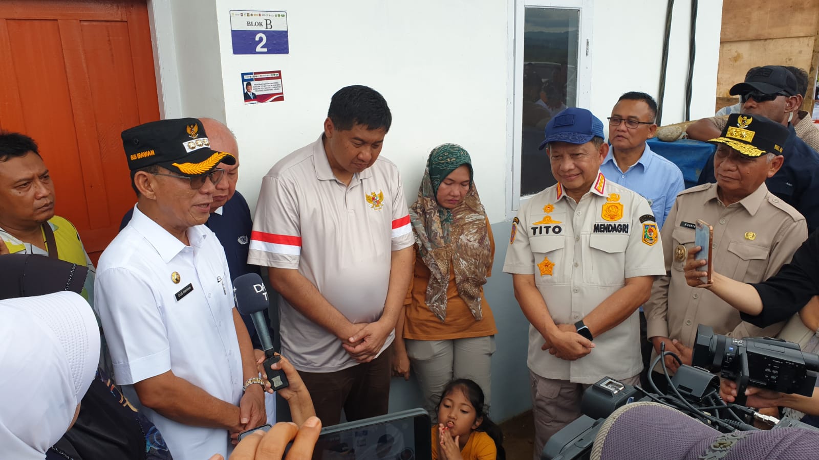 Maruarar besama Tito Karnavian, Wakil Gubernur Sumut dan Bupati Tapsel dalam penyerahan huntap di Batangtoru, Tapsel, Jumat (27/3/2026). (Samman/MetroDaily)