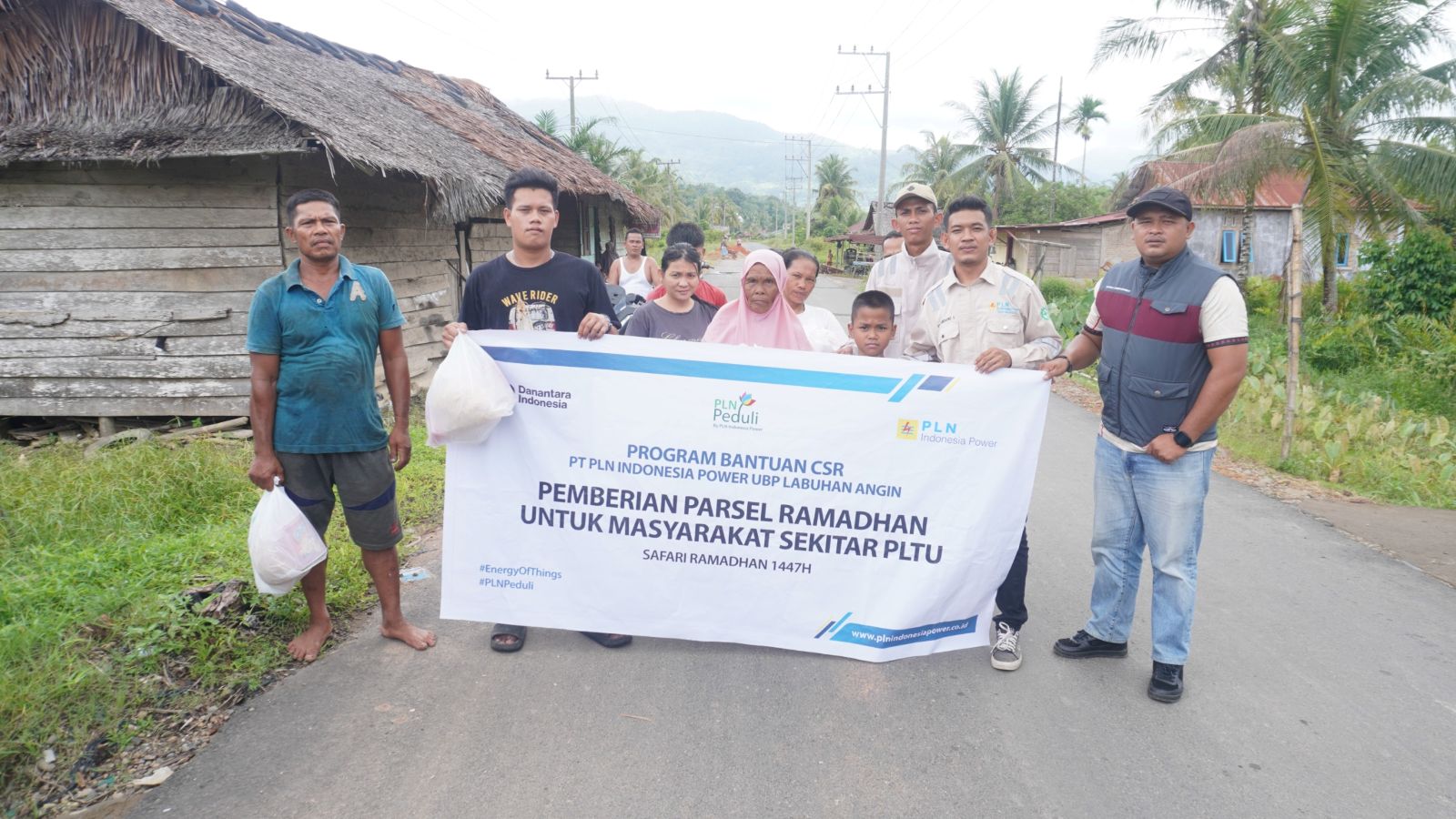 Perwakilan Pegawai UBP Labuhan Angin saat membagikan parsel kepada masyarakat jelang Hari Raya Idul Fitri. (Darwis Halawa &amp; Humas UBP Labuhan Angin/MetroDaily)