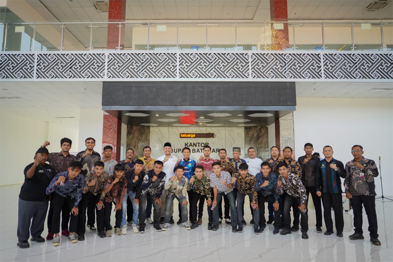 Bupati Batu Bara H. Baharuddin Siagian, melepas keberangkatan Tim Sepak Bola Batu Bara United.  