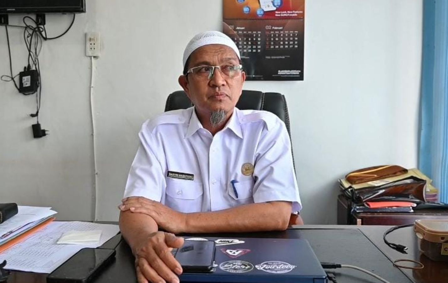 Asisten Pemerintahan Tapteng, Basyri Nasution, menjelaskan pengelolaan bantuan logistik bencana yang disalurkan bertahap kepada warga terdampak.