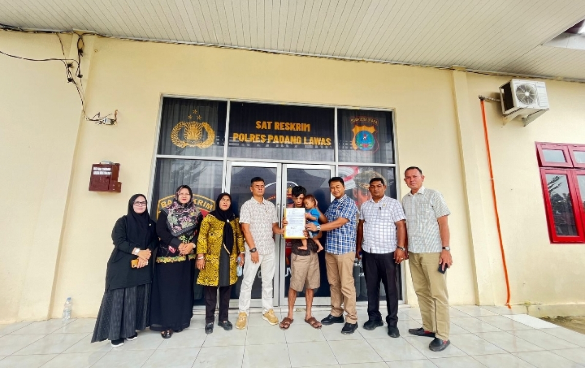 Petugas Sat Reskrim Polres Padanglawas menyerahkan balita yang ditemukan di SPBU Hutalombang kepada orang tuanya setelah melalui proses verifikasi.