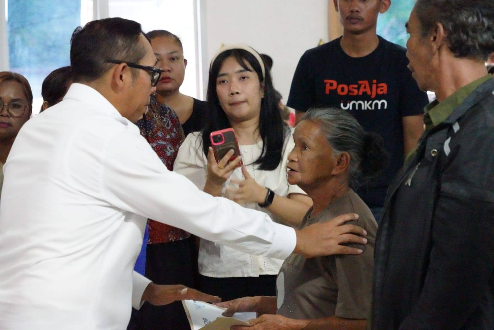 Bupati Tapanuli Utara Jonius Hutabarat menyerahkan bantuan Kemensos Rp2,9 miliar kepada warga terdampak bencana hidrometeorologi.