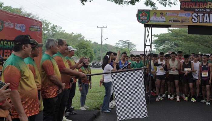 Ribuan peserta mengikuti BerlebaRun 5K Asahan 2026 di Alun-alun Rambate Rata Raya Kisaran.