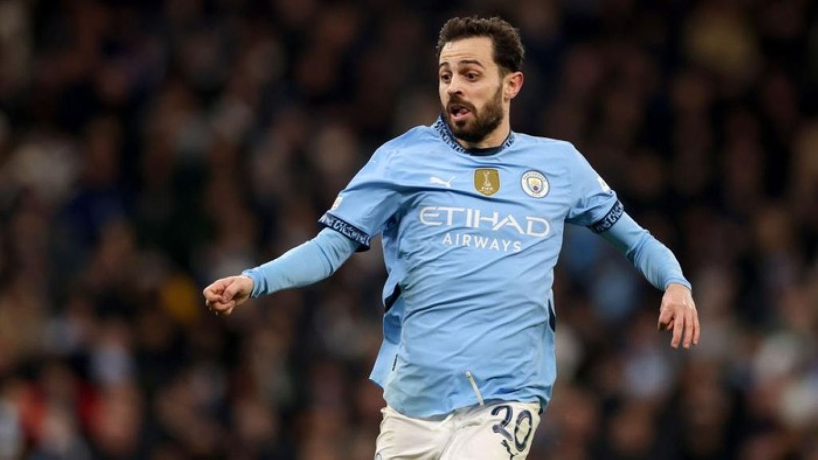 Bernardo Silva merayakan gelar bersama Manchester City&mdash;sempat ingin hengkang, kini ia justru menjadi bagian penting era treble klub.