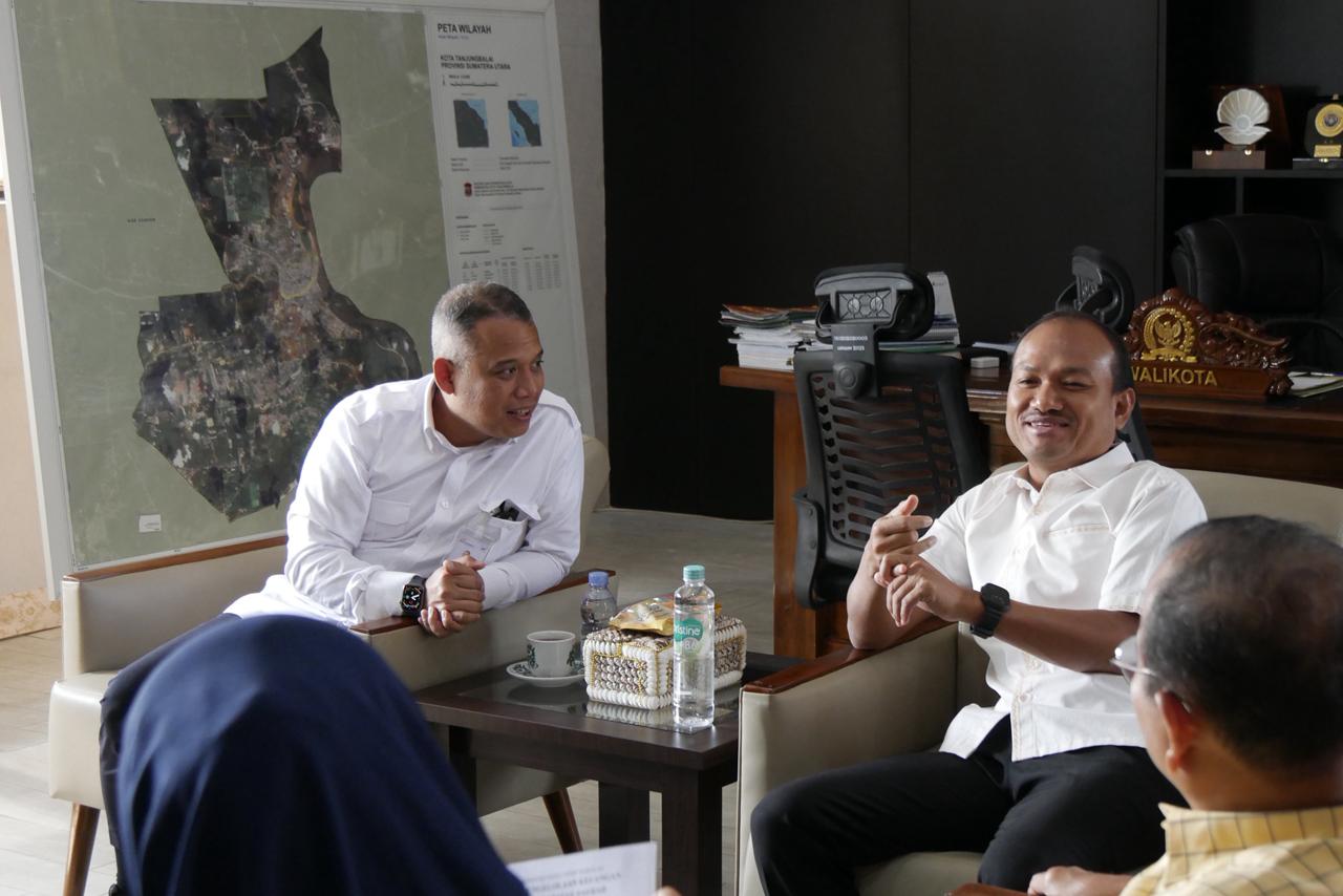 Direktur Utama Bank Sumut Heru Mardiansyah bersama rombongan bertemu Wali Kota Tanjungbalai Mahyaruddin Salim dalam penguatan sinergi digitalisasi keuangan daerah, Jumat (27/3/2026).
