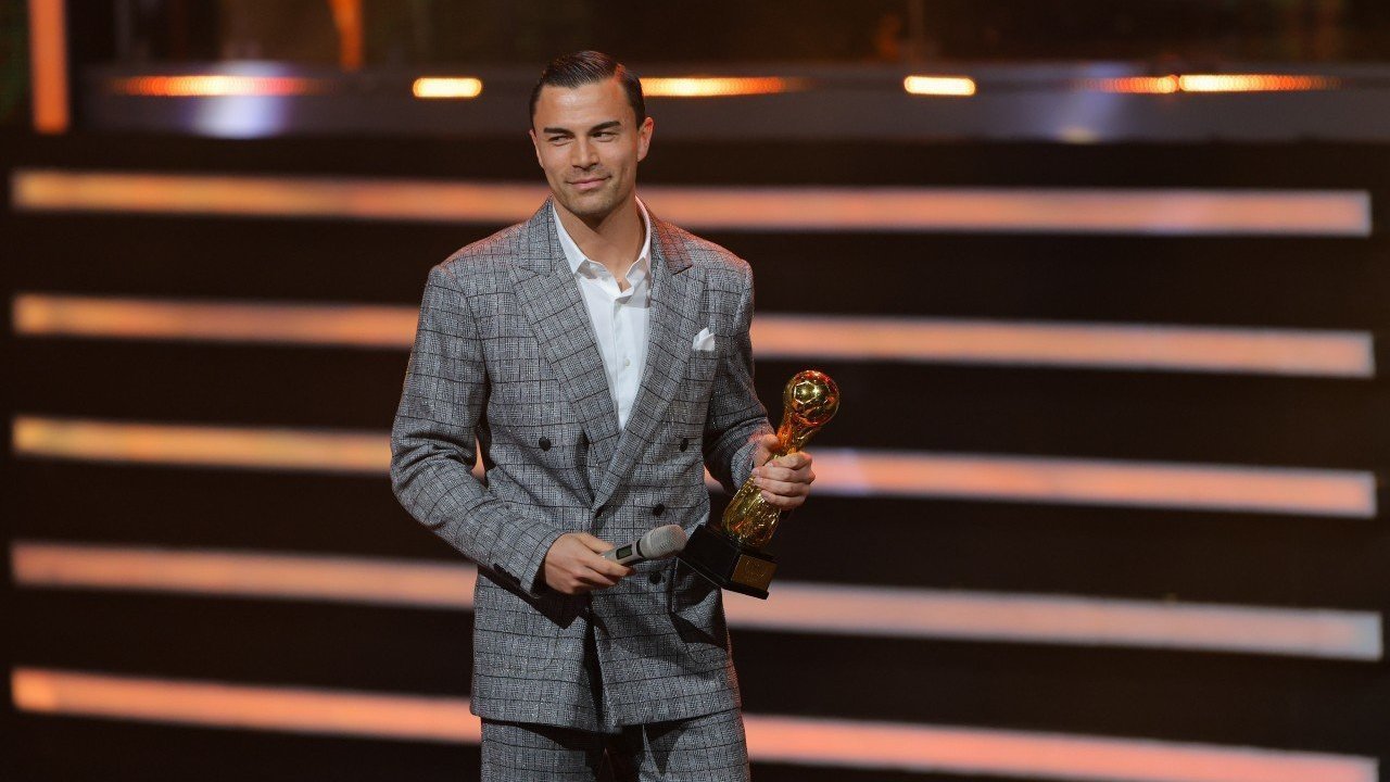 Emil Audero menerima penghargaan Save of the Year di PSSI Awards 2026 usai tampil gemilang bersama Timnas Indonesia.
