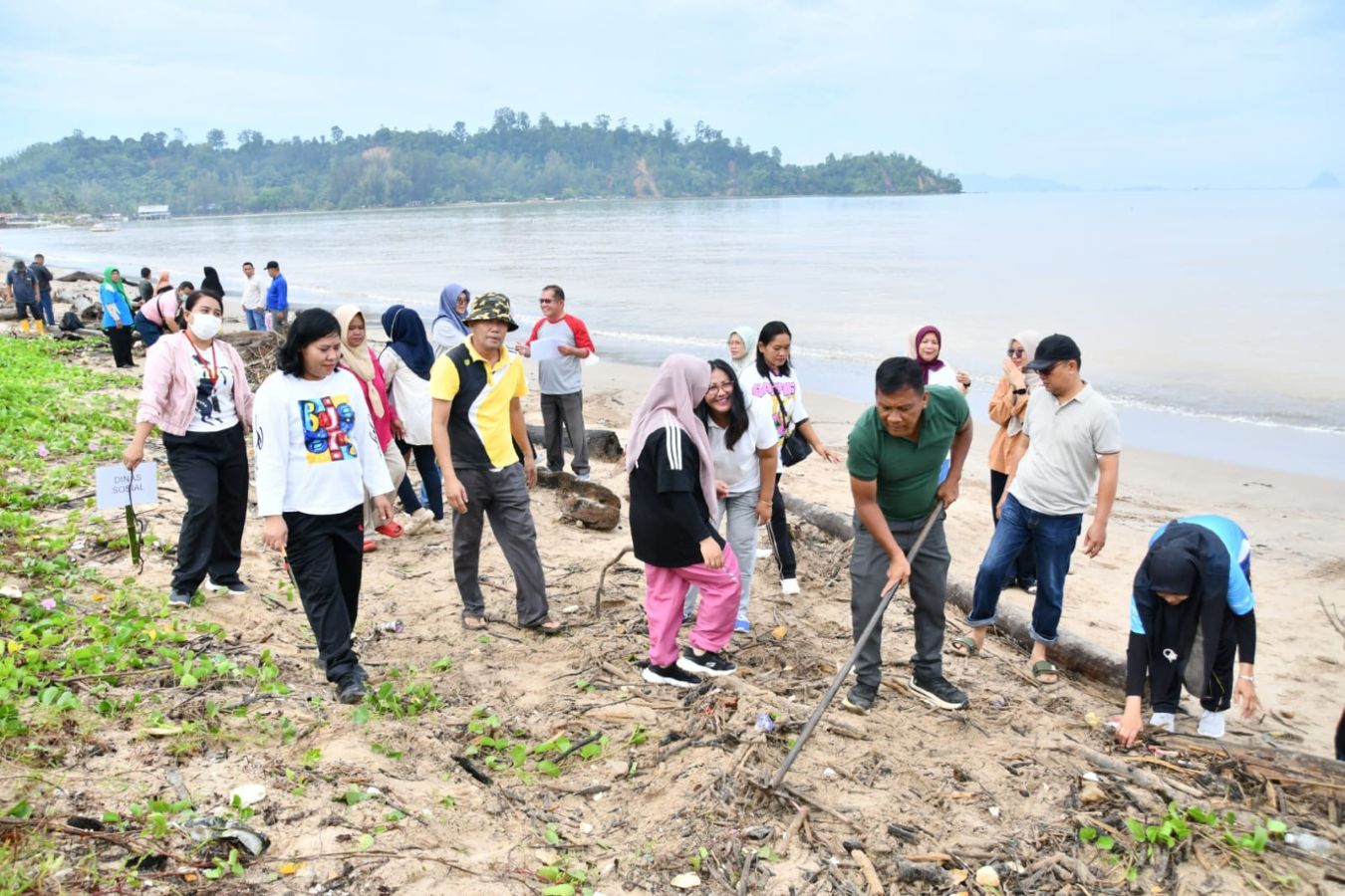 Jajaran Pemkab Tapteng bersama masyarakat melakukan aksi bersih pantai di Pantai Indah Pandan sebagai bagian Gerakan Indonesia ASRI.
