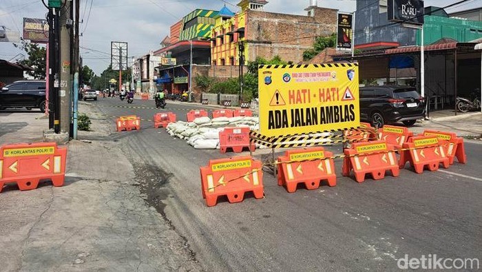 Kondisi Jalan Gereja di Pematangsiantar yang amblas sedalam tiga meter, mengancam keselamatan pengguna jalan.