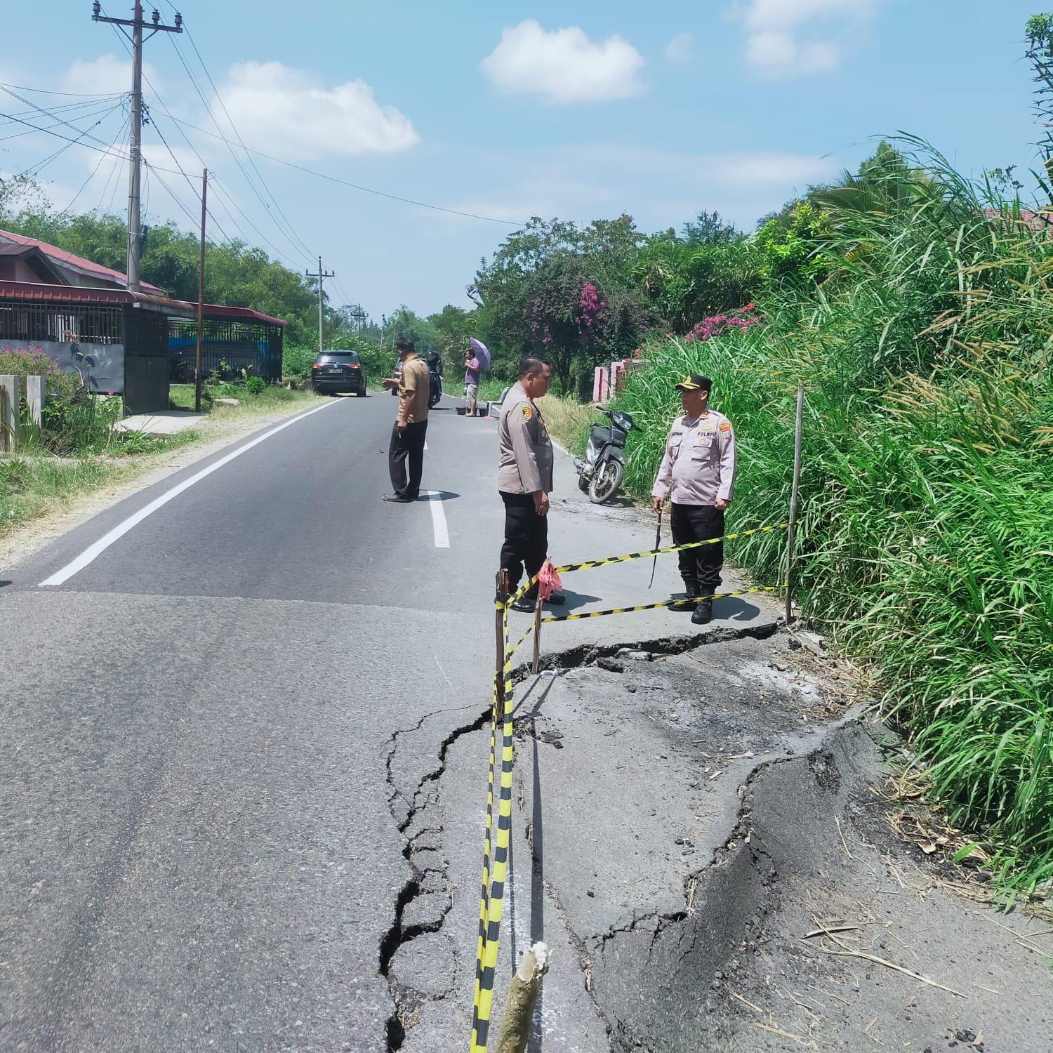 Kondisi jalan lintas Saribudolok di Simalungun yang longsor hingga setengah badan jalan, berpotensi membahayakan pengguna jalan.