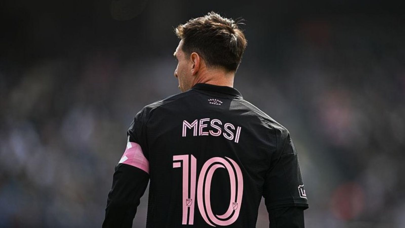 Lionel Messi saat membela Inter Miami&mdash;namanya kini diabadikan sebagai tribun di stadion baru klub meski masih aktif bermain.