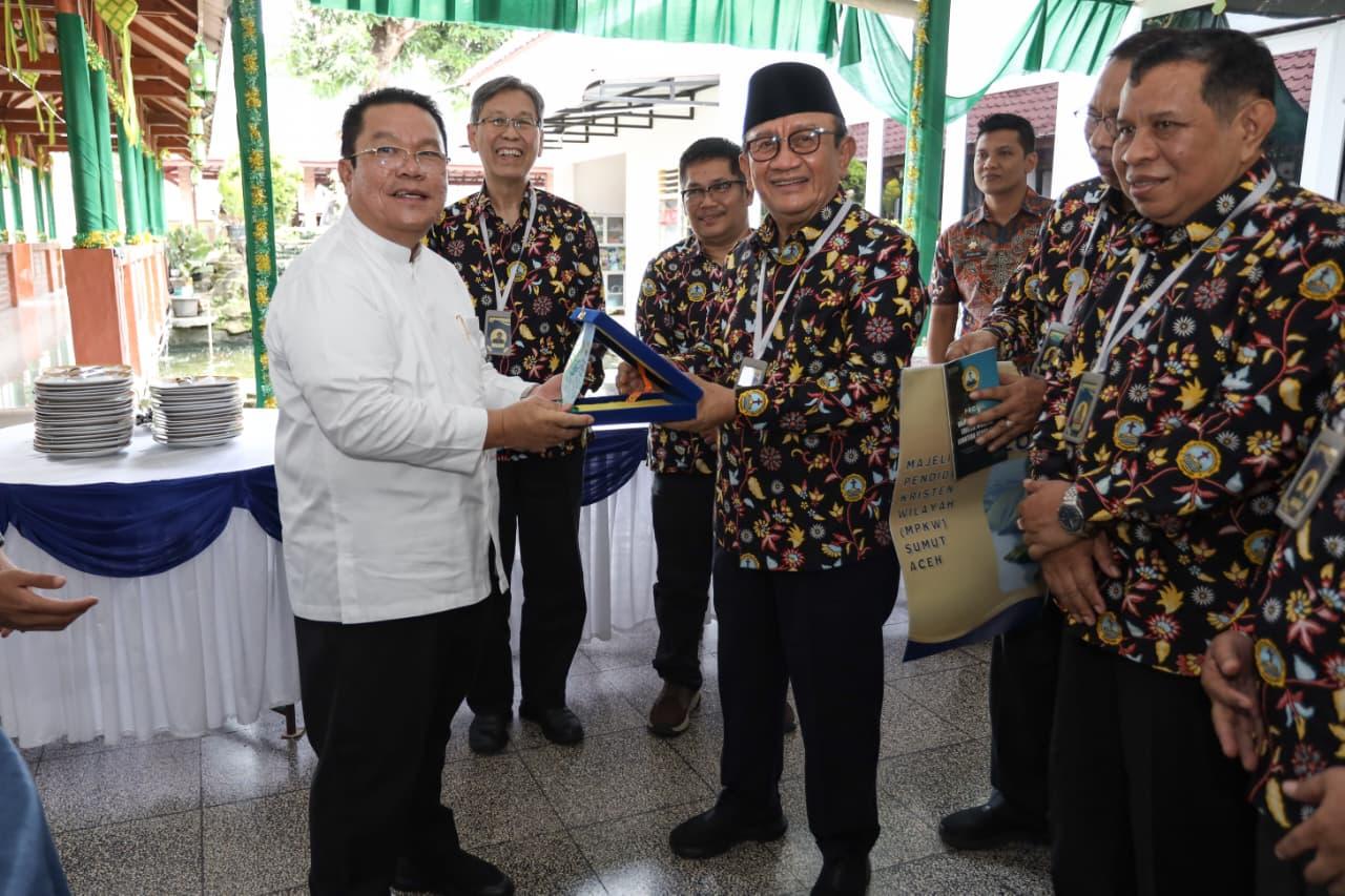 Wali Kota Pematangsiantar Wesly Silalahi memfasilitasi pertemuan MPKW Sumut-Aceh dengan pemimpin gereja di rumah dinas, bahas penguatan pendidikan Kristen. 