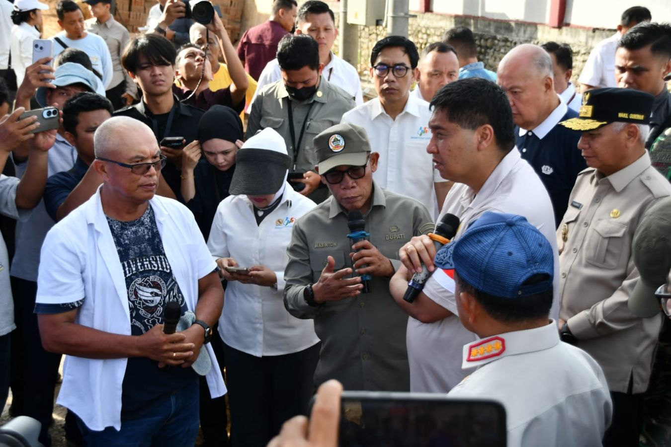 Menteri PKP Maruarar Sirait dan Mendagri Tito Karnavian meninjau pembangunan Huntap Asrama Haji Pinangsori di Tapteng.