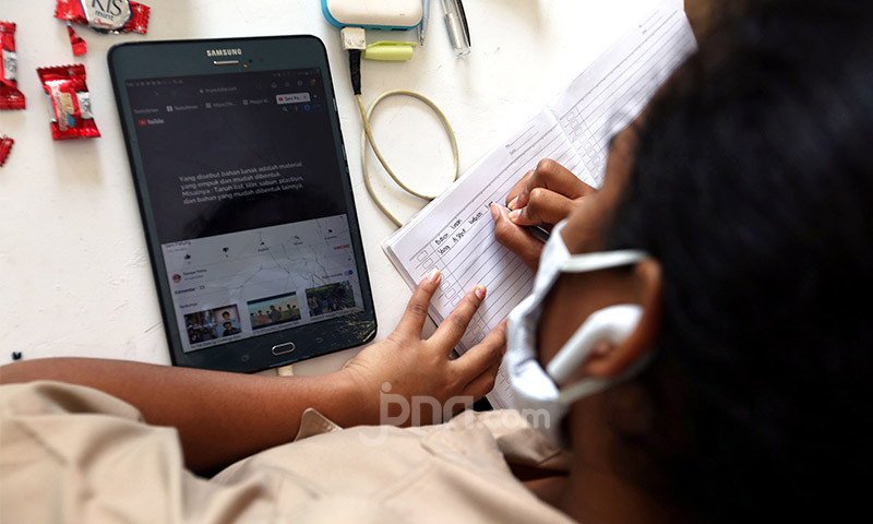 Ilustrasi anak menggunakan ponsel&mdash;pemerintah resmi melarang anak di bawah 16 tahun mengakses media sosial demi perlindungan di ruang digital.