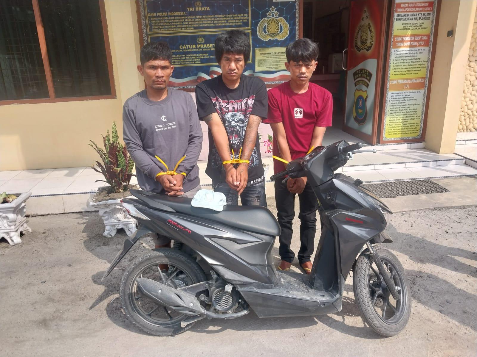 Tiga pelaku curanmor diamankan polisi di lokasi berbeda usai mencuri sepeda motor milik seorang guru di Karang Anyer. 